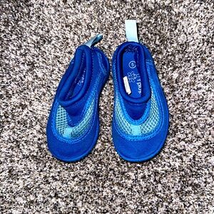 iPlay Brand Blue Water Shoes Size 5 Great Condition